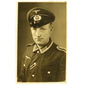 Foto retrato de un suboficial de infantería alemán, condecorado con la cruz de hierro y la insignia negra de herido